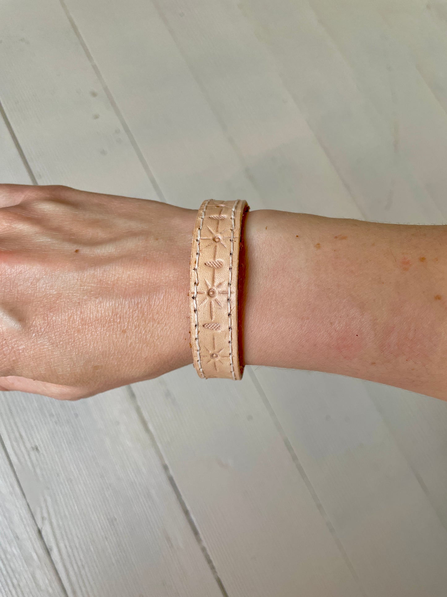 BRACELET EN CUIR NATUREL (SOLEIL)
