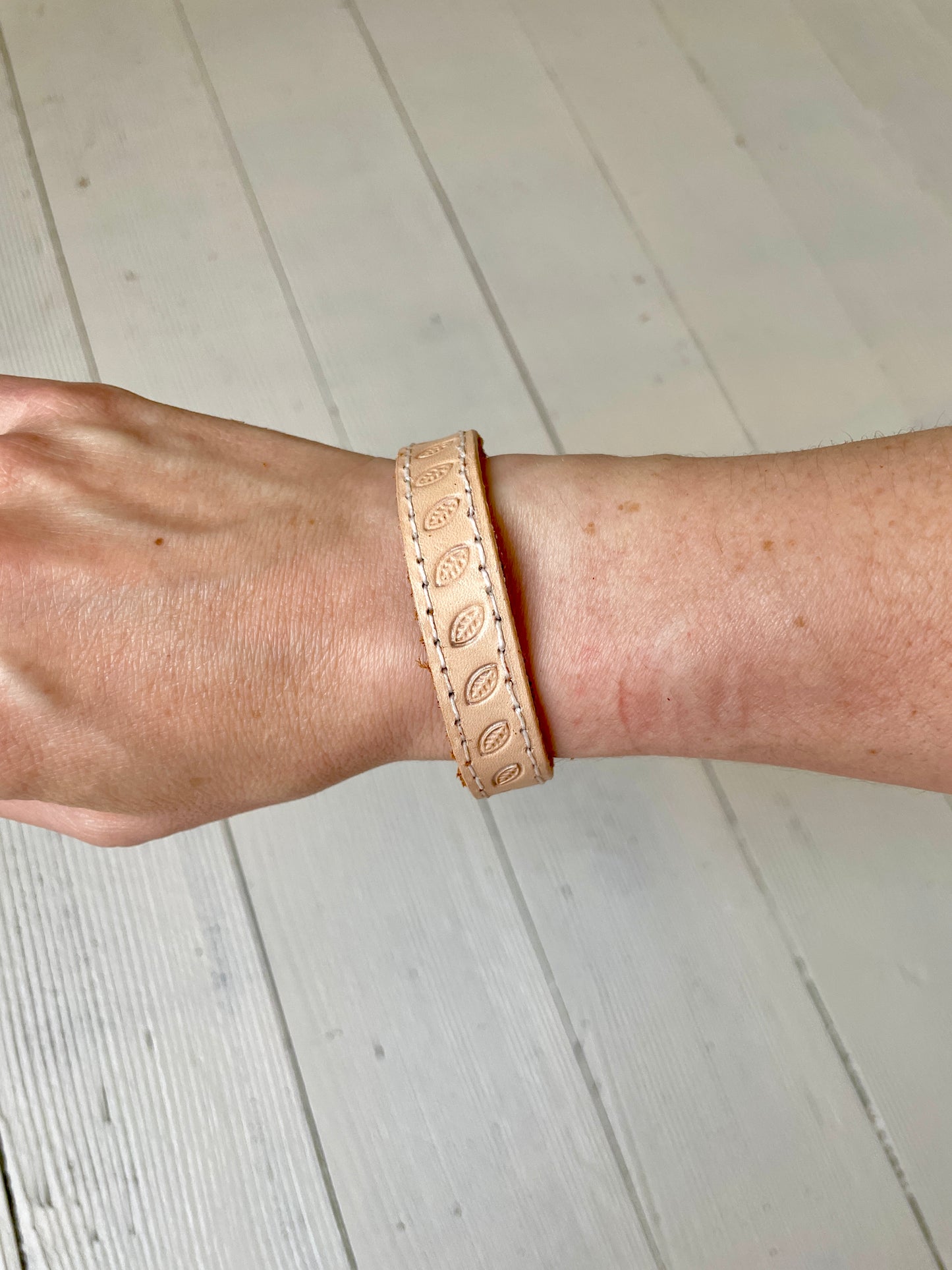 BRACELET CUIR NATUREL (FEUILLES)
