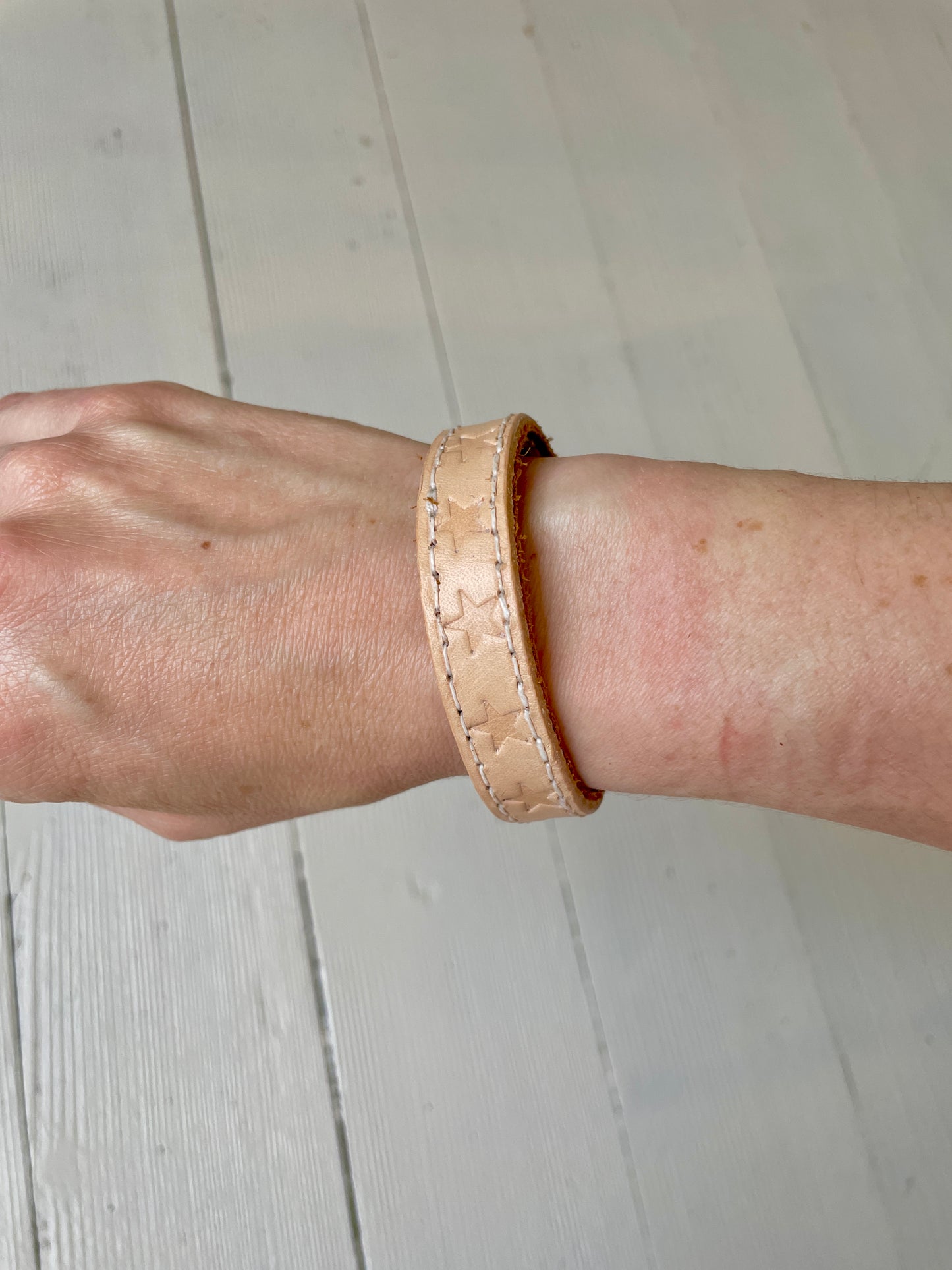 BRACELET EN CUIR NATUREL (ETOILES)