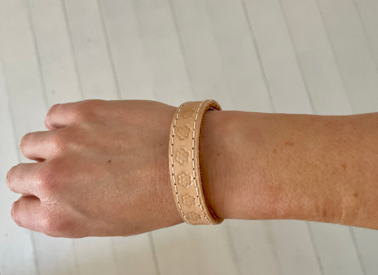 BRACELET EN CUIR NATUREL (FLEURS)