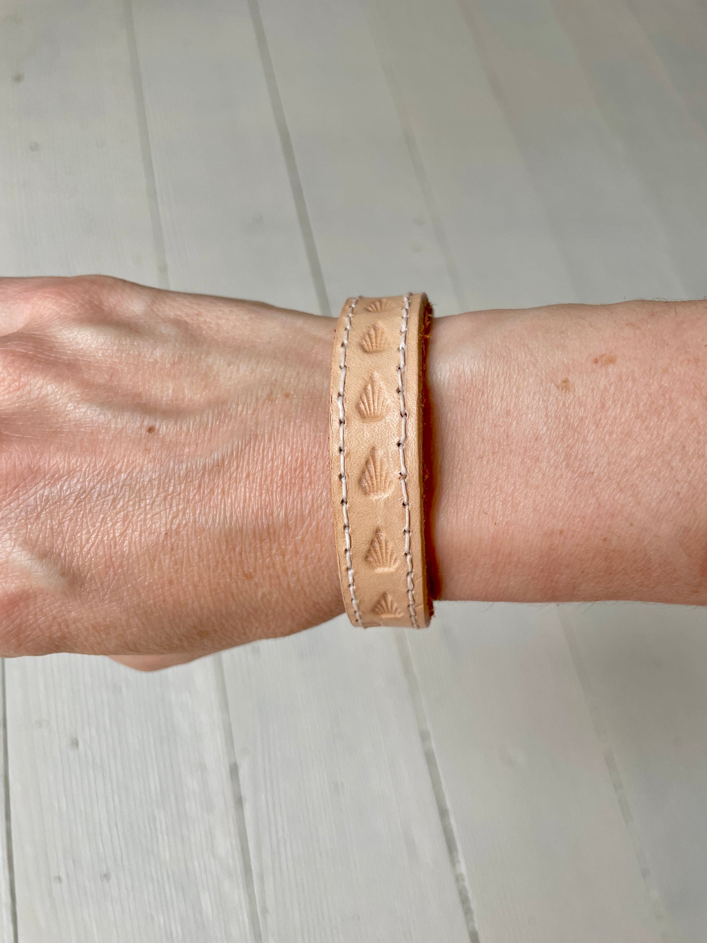 BRACELET EN CUIR NATUREL (FEU)