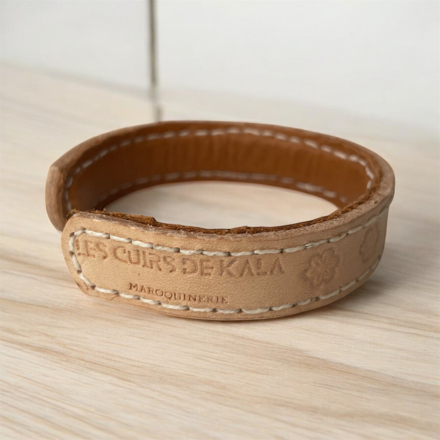 BRACELET EN CUIR NATUREL (FLEURS)