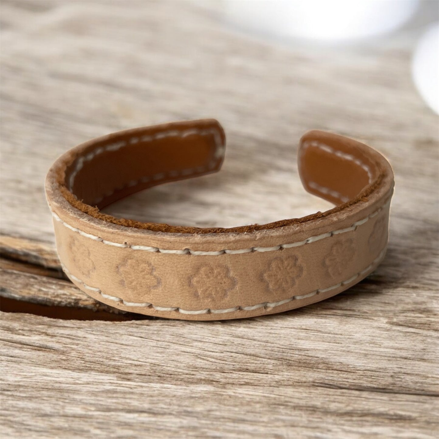 BRACELET EN CUIR NATUREL (FLEURS)