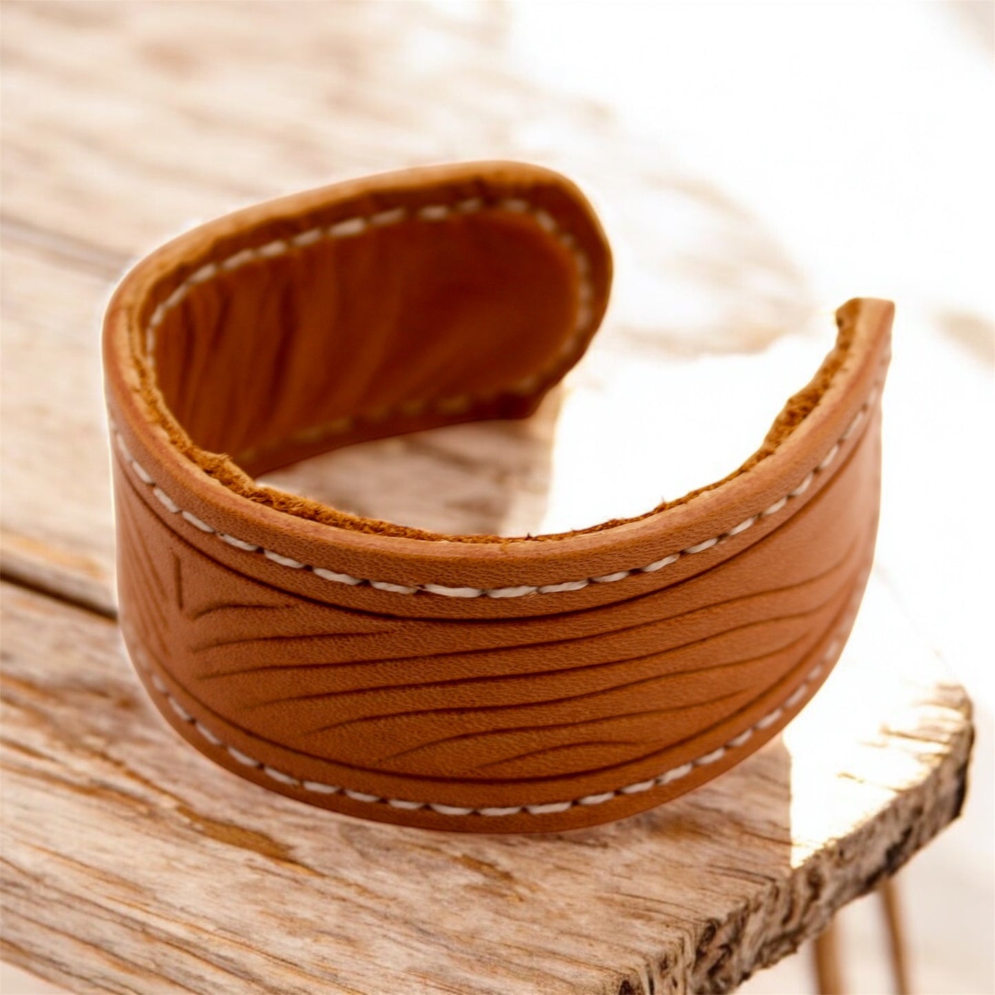 BRACELET/MANCHETTE EN CUIR NATUREL (VAGUES)