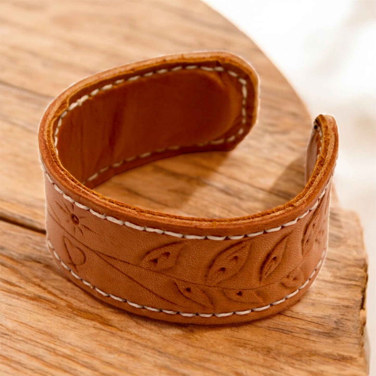 BRACELET/MANCHETTE EN CUIR NATUREL (COEUR)